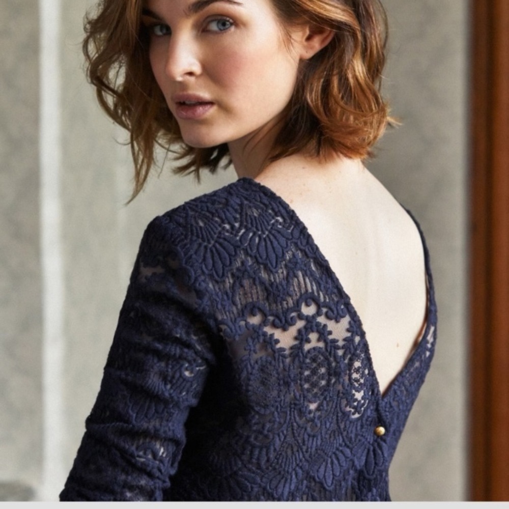 Sezane Daisy lace cropped long sleeve blouse in navy size FR 34 US 2/XS.